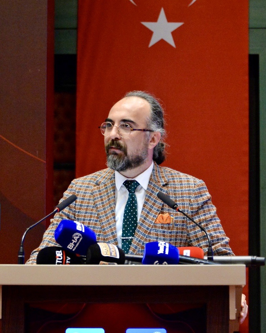 Yeni Mesleğim Eğitim Kurumları Yönetim Kurulu Başkanı Mehmet Erdem Tokuş kürsü konuşması yaparken